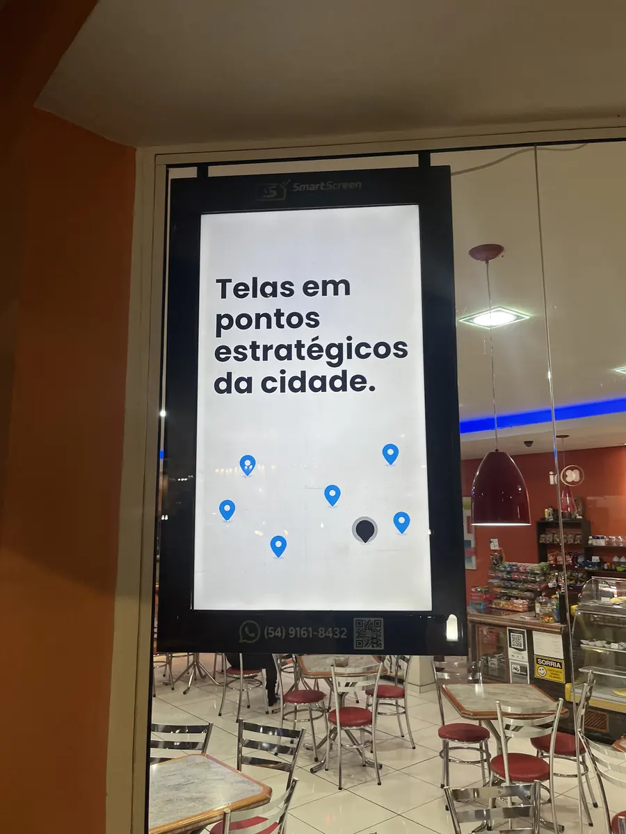 Tela da SmartScreen na vitrine da D'Italia mostrando o anúncio Telas em pontos estratégicos da cidade