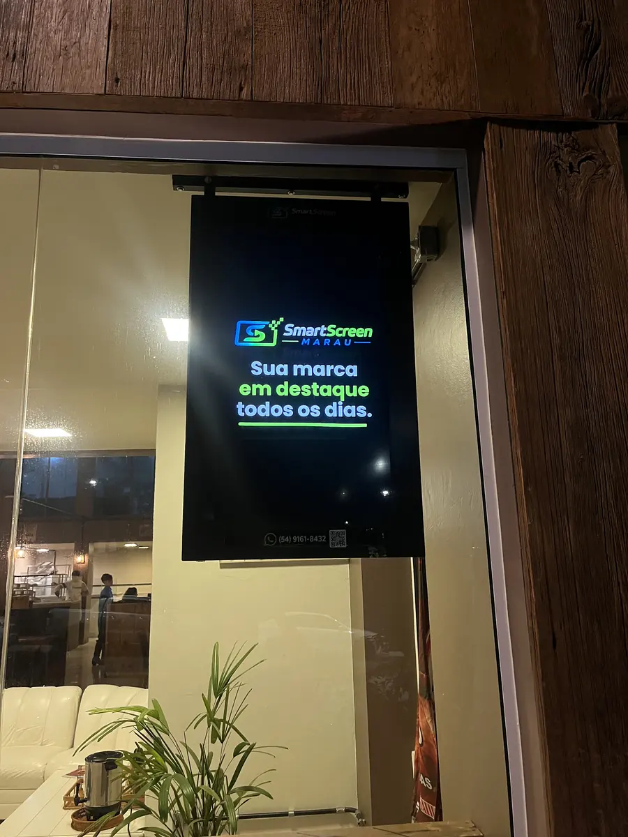 Tela da SmartScreen na vitrine da Saloon Pizzaria com a mensagem Sua marca em destaque todos os dias