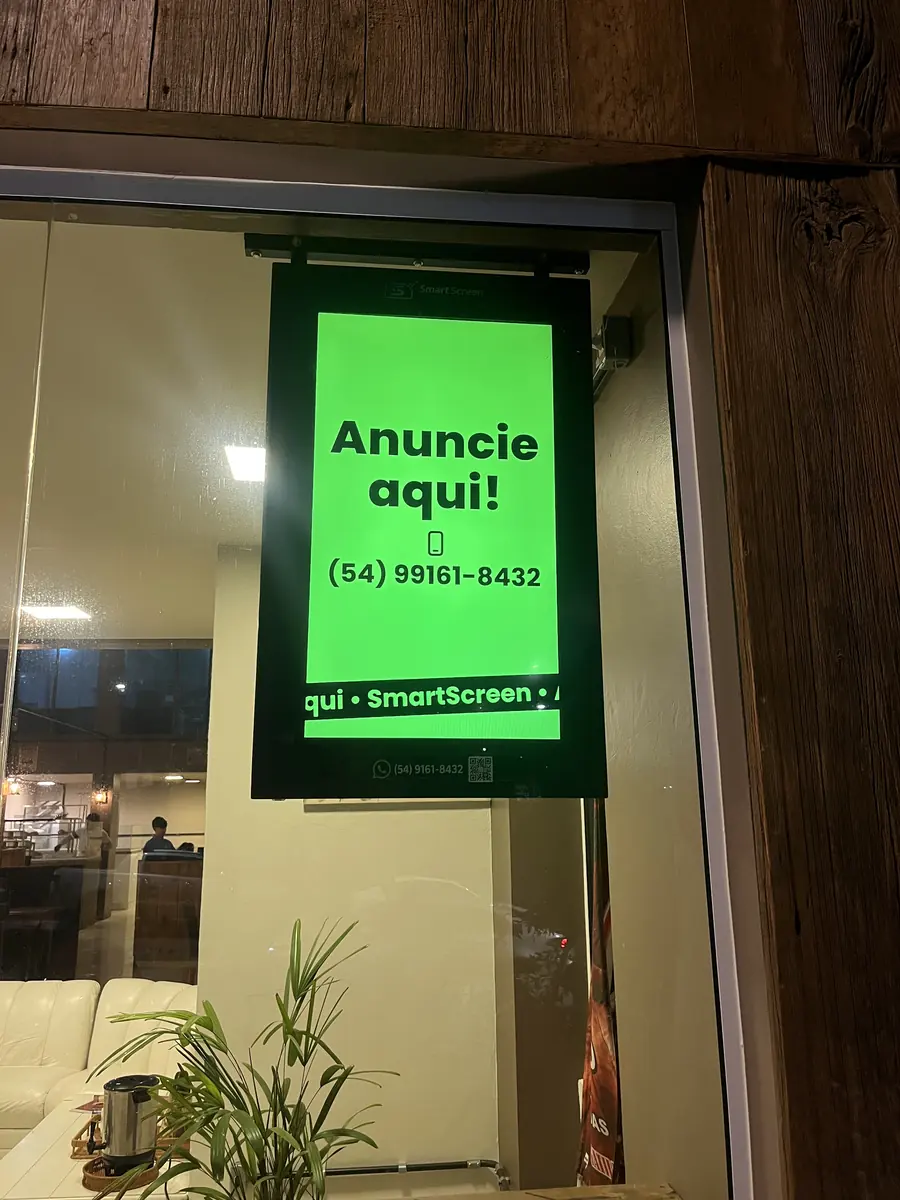 Tela da Saloon Pizzaria mostrando Anuncie aqui e o telefone da SmartScreen