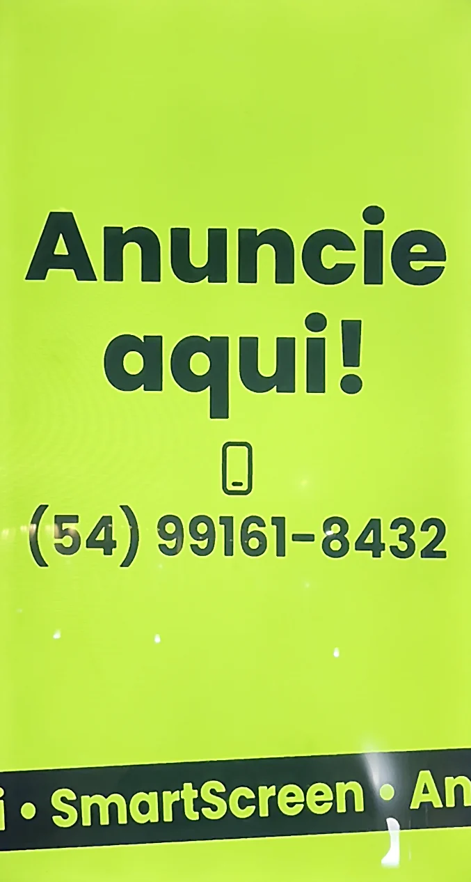 Tela da SmartScreen na vitrine da D'Italia Sorveteria mostrando o anúncio Anuncie aqui e o telefone